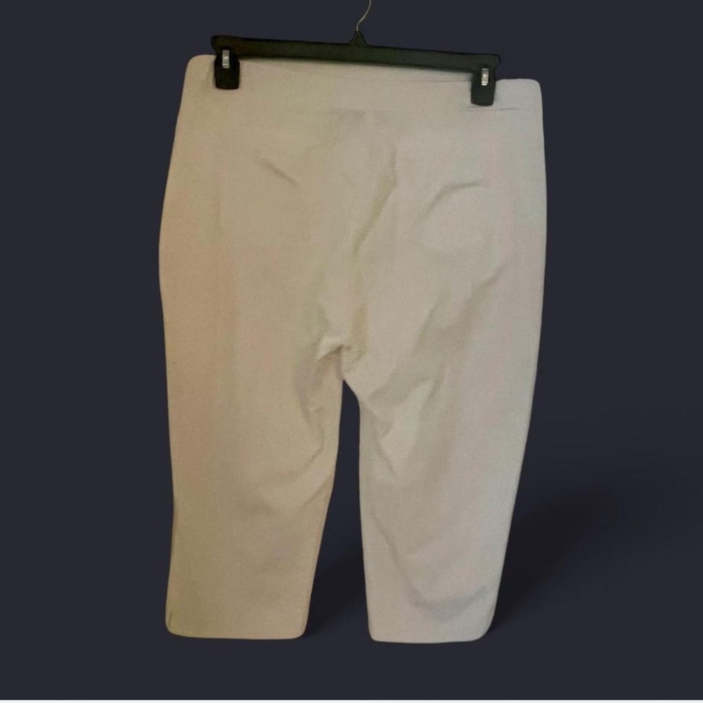QVC Susan Graver Weekend
Premium Stretch Pull-On white
Capri Leggings size L - Picture 2 of 6